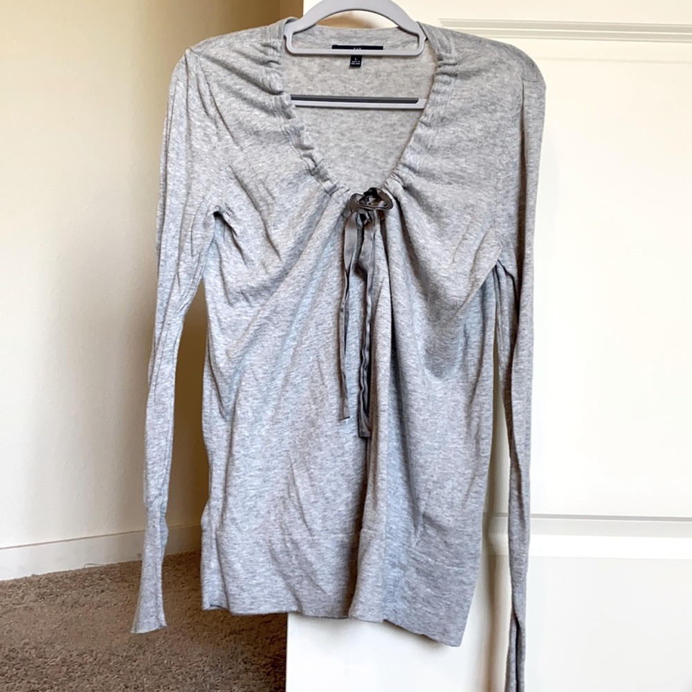 Gap cardigan with ribbon in order to close it.